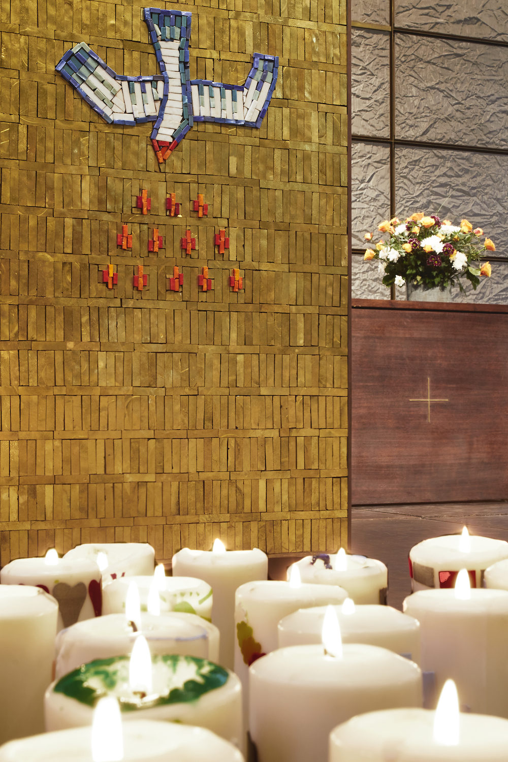 Kanzel mit Konfi-Kerzen, Foto: Lecher